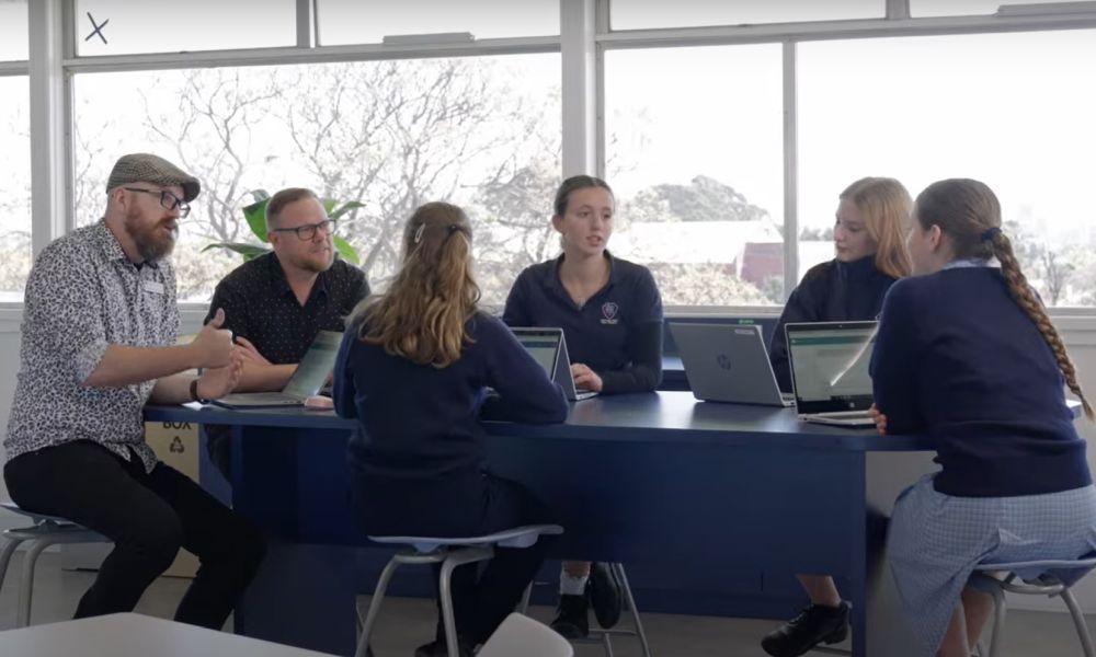 AI in education: A system that learns with its students