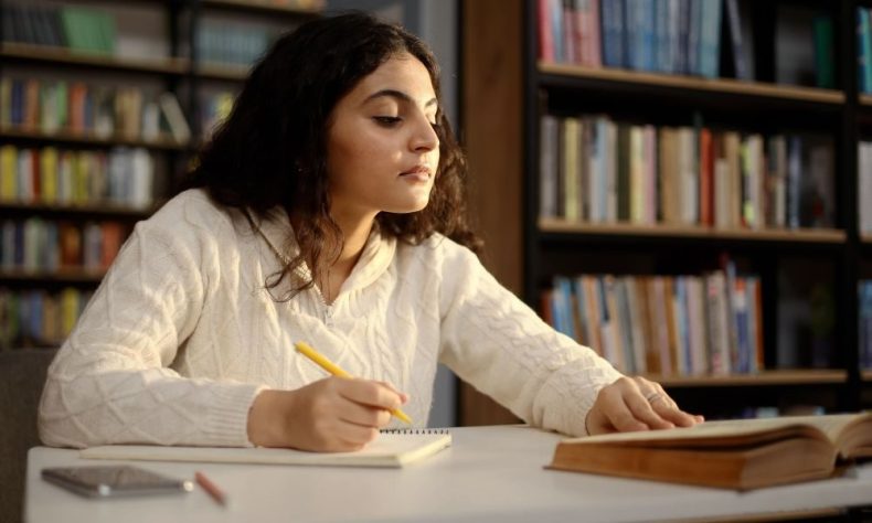 Using worked examples in the literature classroom