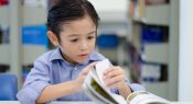 How does oral vocabulary knowledge help children learn to read?